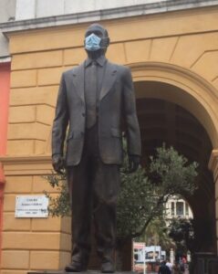 Chirac statue with mask