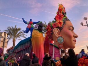 Giant Nice carnaval float passes by a bar on the Prom
